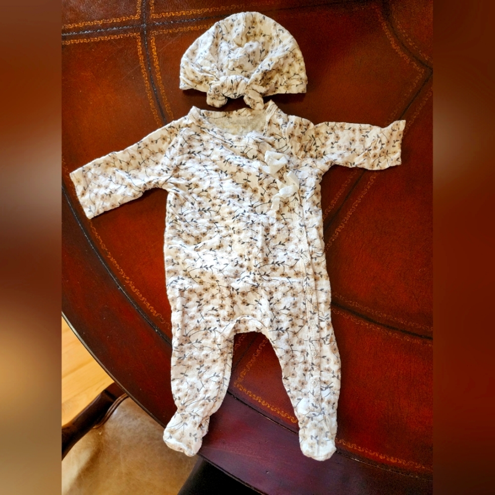 Long sleeve, pant onsie size 0 to 3 mo